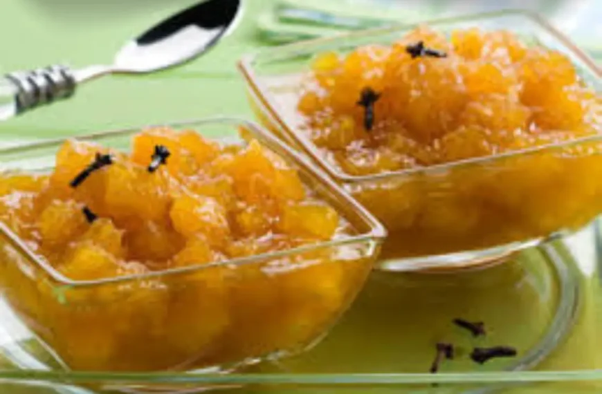 Duas tigelas de vidro com doce de abacaxi feito na panela de pressão.