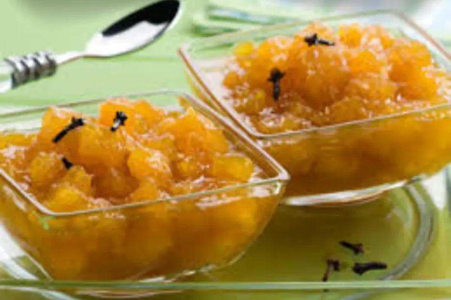 Duas tigelas de vidro com doce de abacaxi feito na panela de pressão.