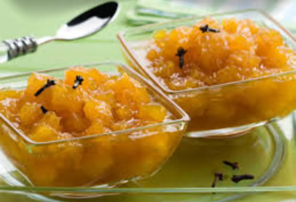 Duas tigelas de vidro com doce de abacaxi feito na panela de pressão.