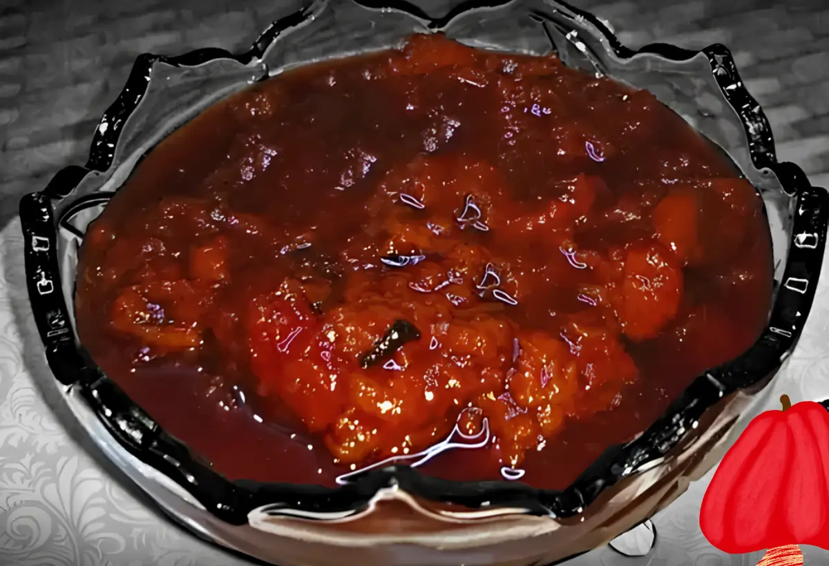 Uma tigela de vidro com doce de caju feito na panela de pressão.