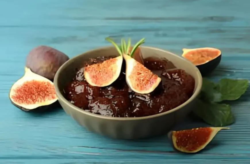 Um doce de figo em cima de uma mesa pronto para ser servido.