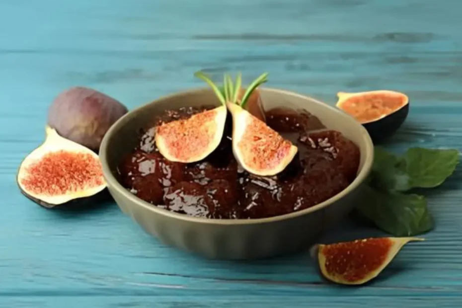 Um doce de figo em cima de uma mesa pronto para ser servido.