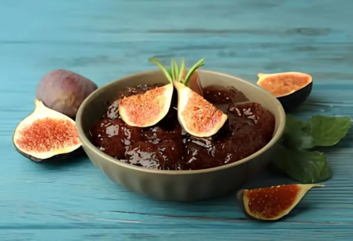 Um doce de figo em cima de uma mesa pronto para ser servido.