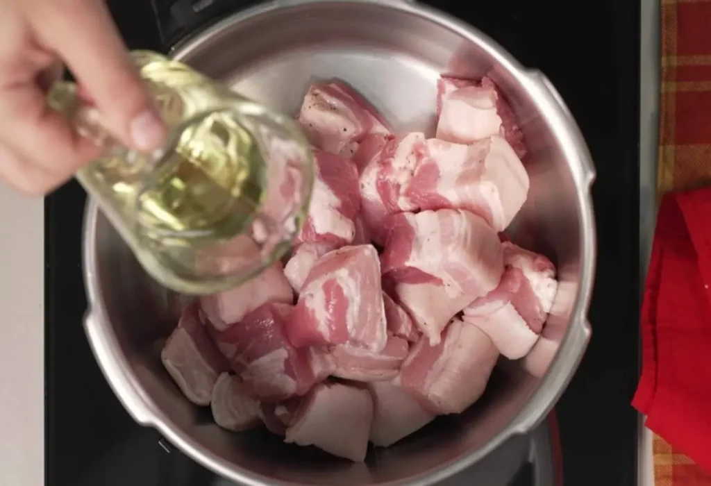 torresmo sendo feito na panela de pressão.