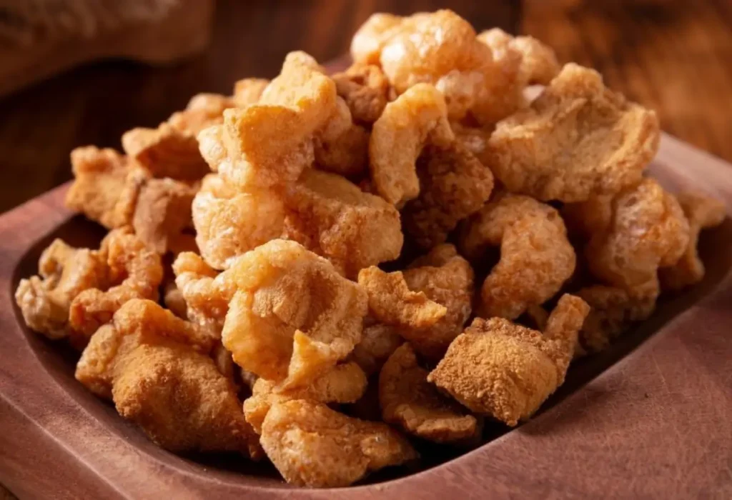 torresmo feito na panela de pressão pronto para ser servido.