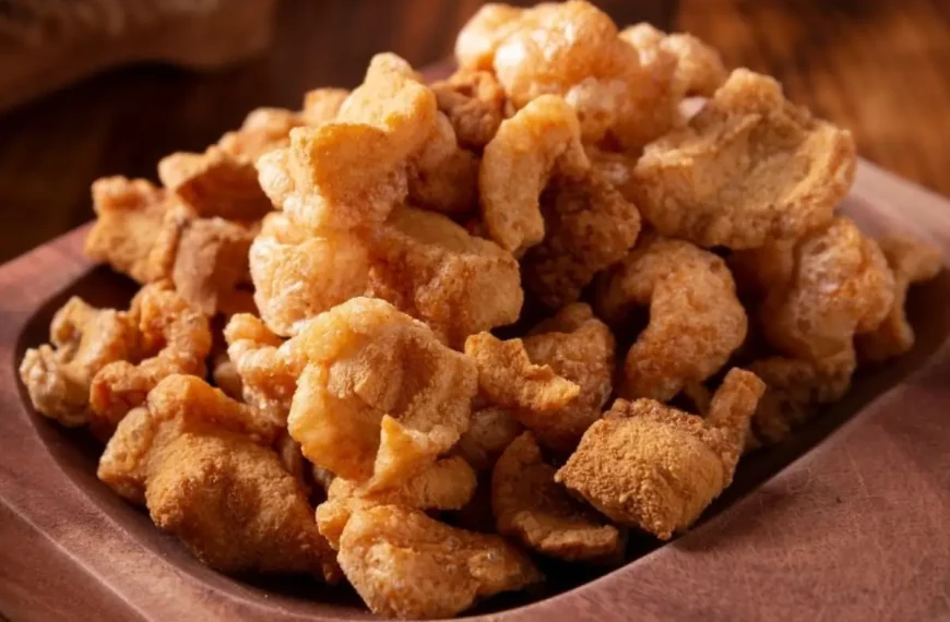 torresmo feito na panela de pressão pronto para ser servido.