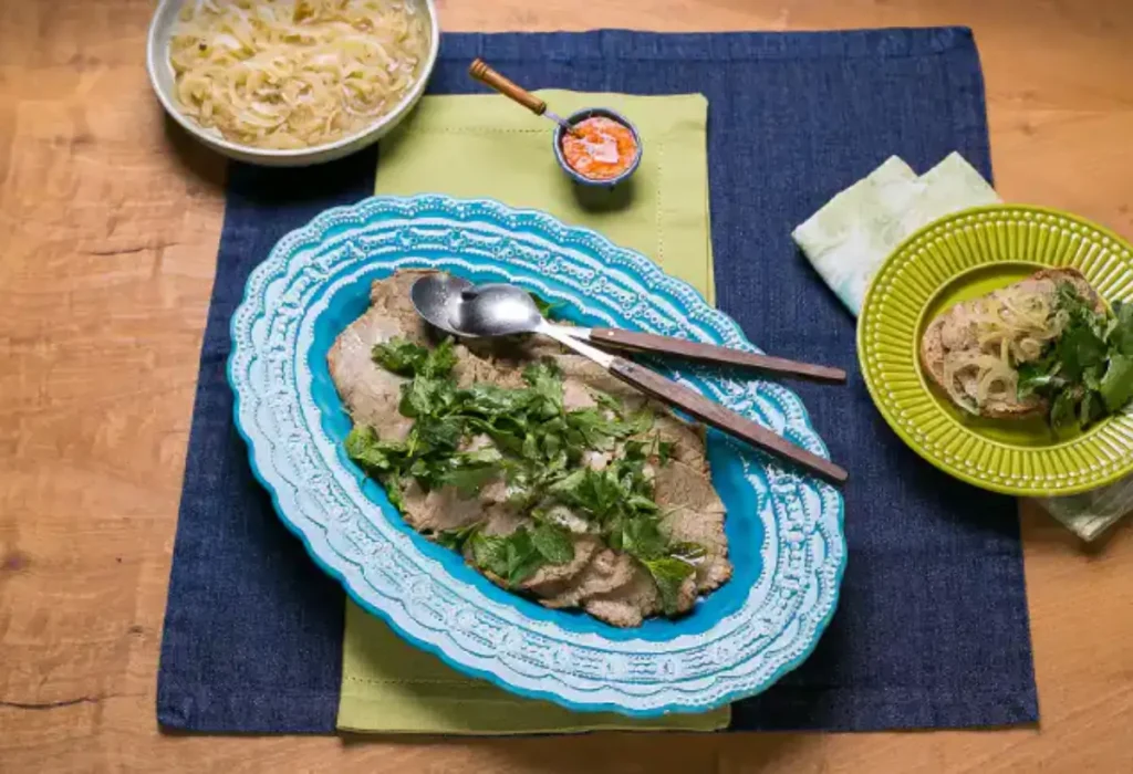 Uma mesa preparada com carne louca feita na panela de pressão.
