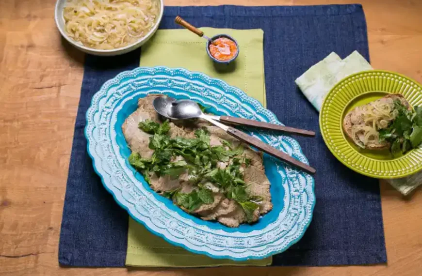 Uma travessa com carne louca feita na panela de pressão.