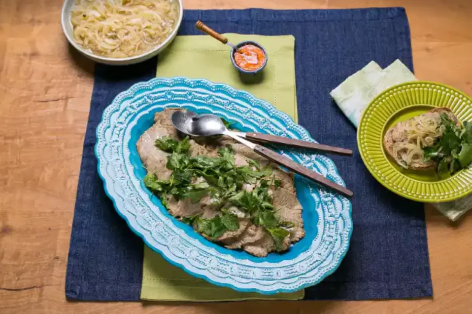 Uma travessa com carne louca feita na panela de pressão.
