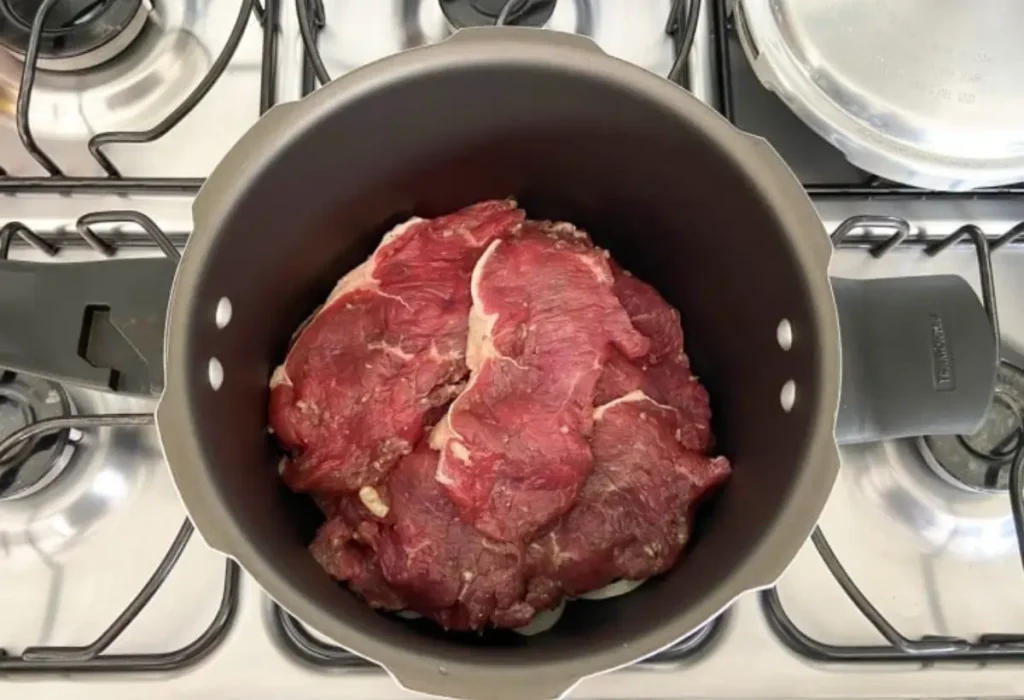 Contra filé sendo preparada na panela de presão.