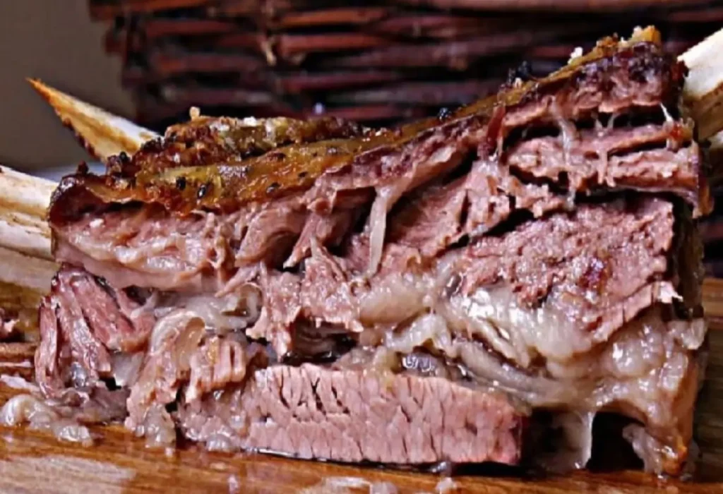 Uma carne de costela de bafo feito na panela de pressão pronto para ser servido.