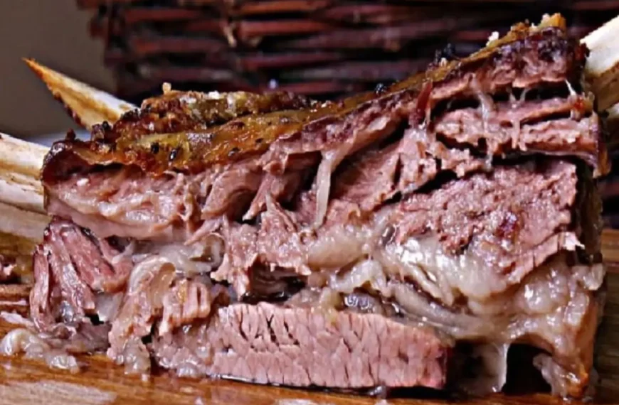 Costela no bafo feito na panela de pressão.