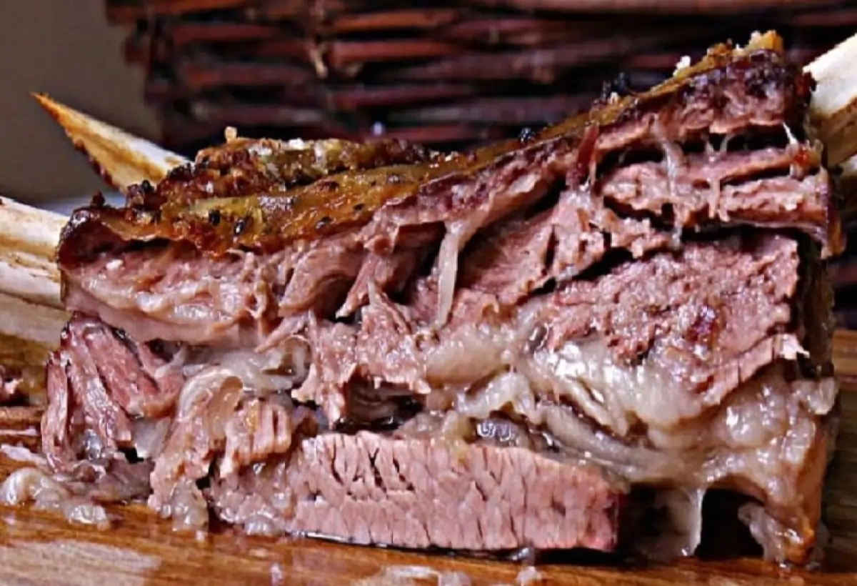 Costela no bafo feito na panela de pressão.