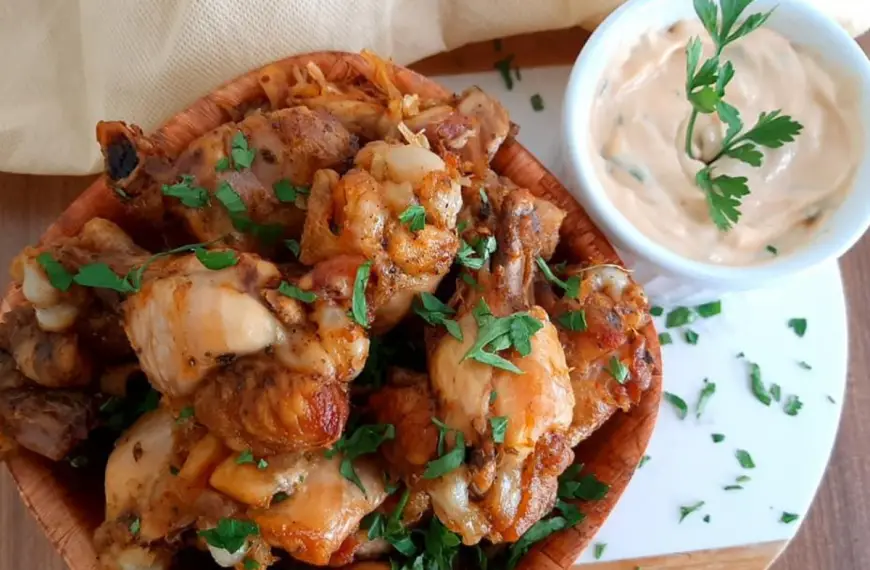 Frango a passarinho na panela de pressão pronto para ser servido.