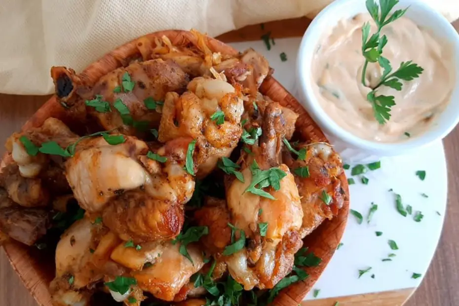 Frango a passarinho na panela de pressão pronto para ser servido.