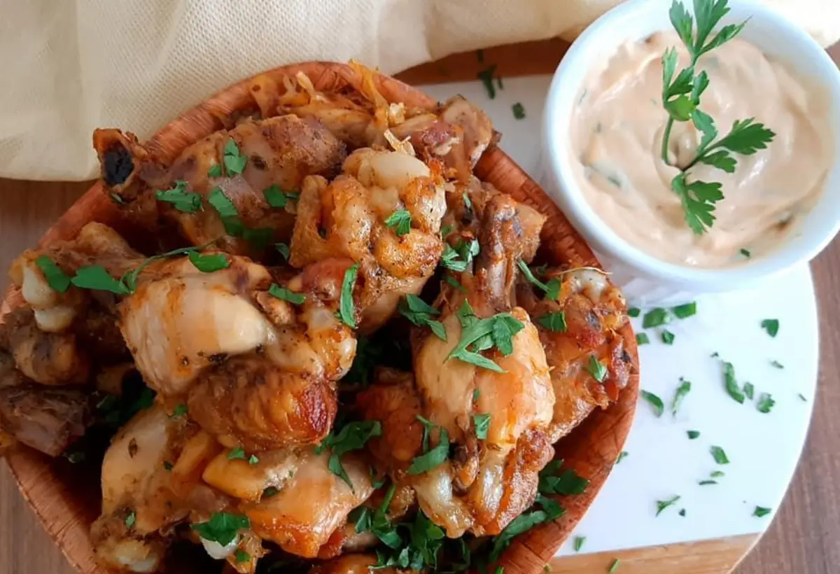 Frango a passarinho na panela de pressão pronto para ser servido.