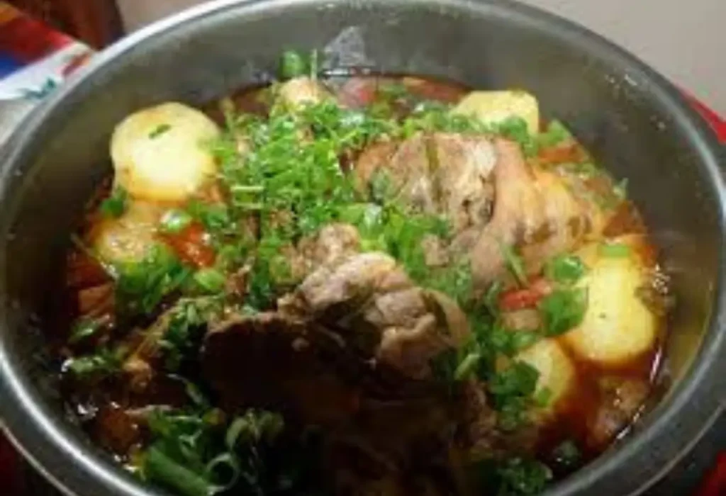 Uma panela de pressão com joelho de porco sendo preparado.