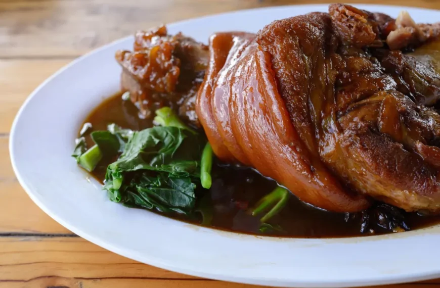 Joelho de porco em um prato pronto para ser servido.
