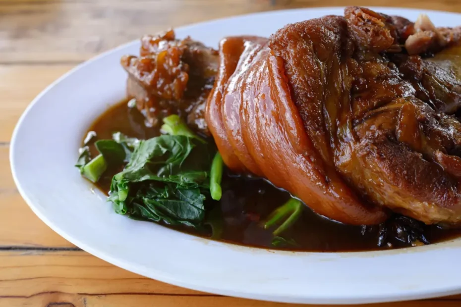 Joelho de porco em um prato pronto para ser servido.