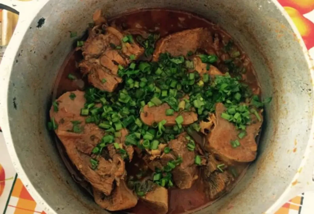 Carne de língua de boi sendo preparada na panela de pressão.