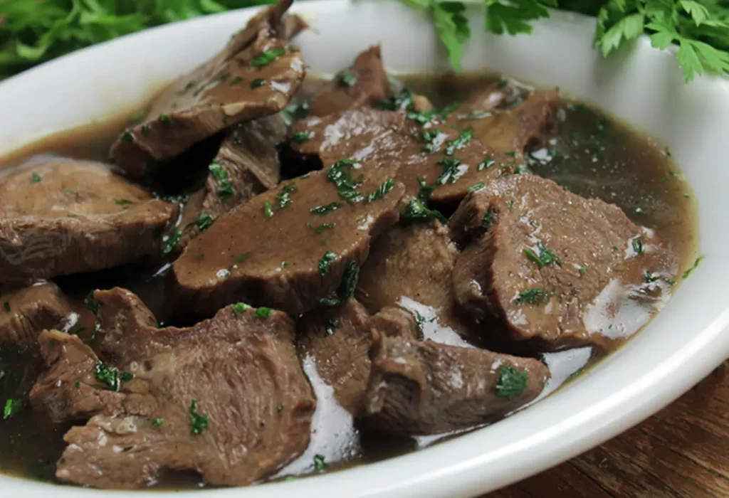 Um prato com língua de boi pronto para ser servido.