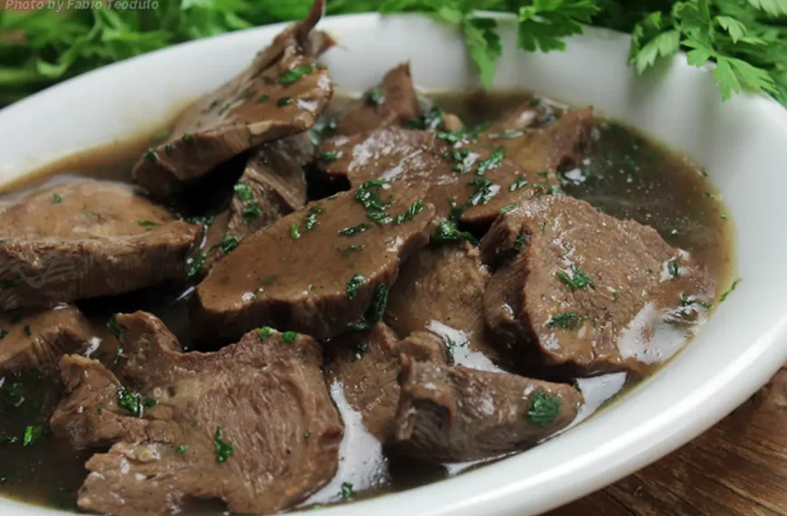 Um prato com língua de boi feito na panela de pressão pronto para ser servido.