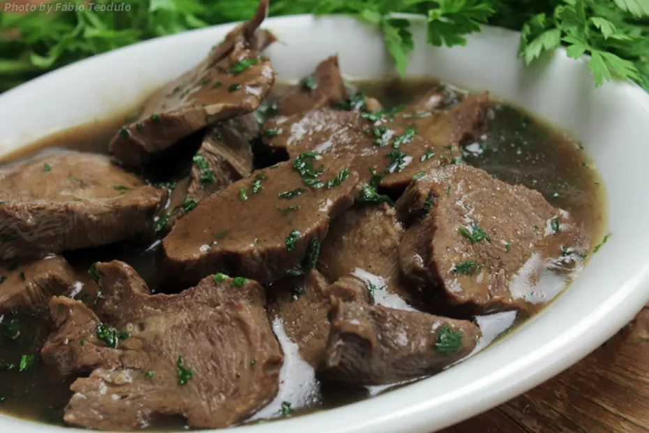 Um prato com língua de boi feito na panela de pressão pronto para ser servido.