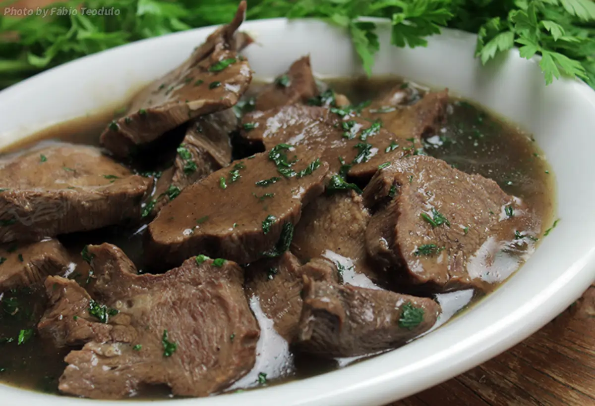 Um prato com língua de boi feito na panela de pressão pronto para ser servido.