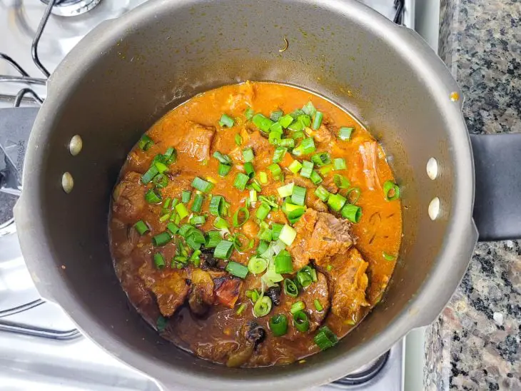 Carne de acém sendo preparada na panela de pressão.