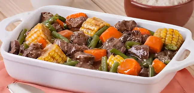 Uma travessa com acém feito na panela de pressão pronto para ser servido.