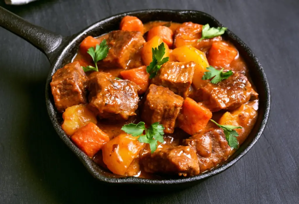 Carne de alcatra feita na panela de pressão pronta para ser servido.