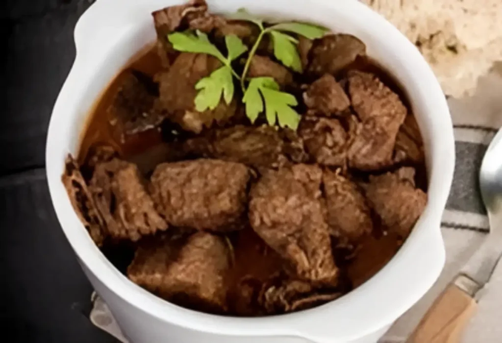 Uma panela de pressão com alcatra sendo feita.