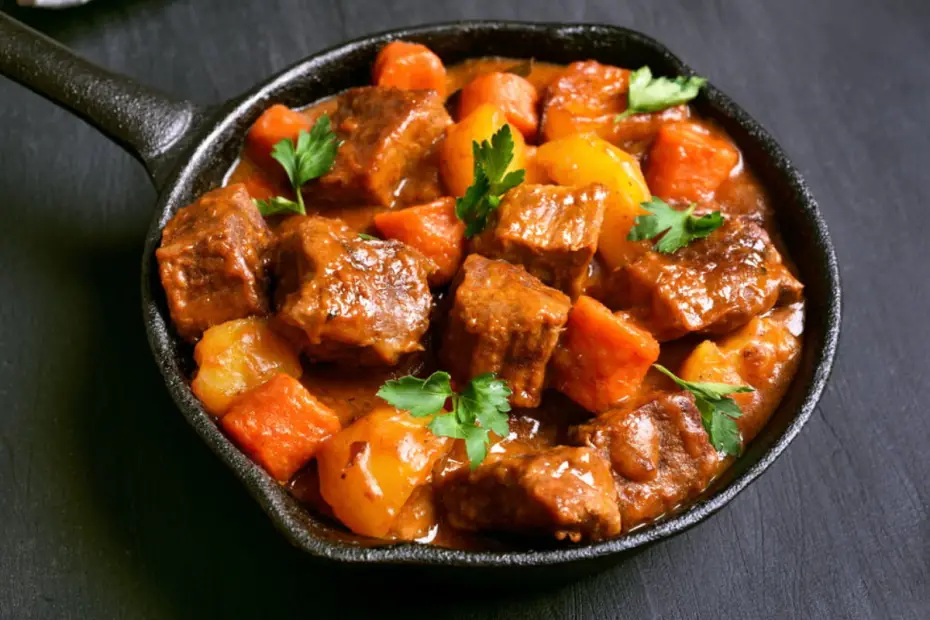 Carne de alcatra feito na panela de pressão pronto para ser servida em uma mesa.