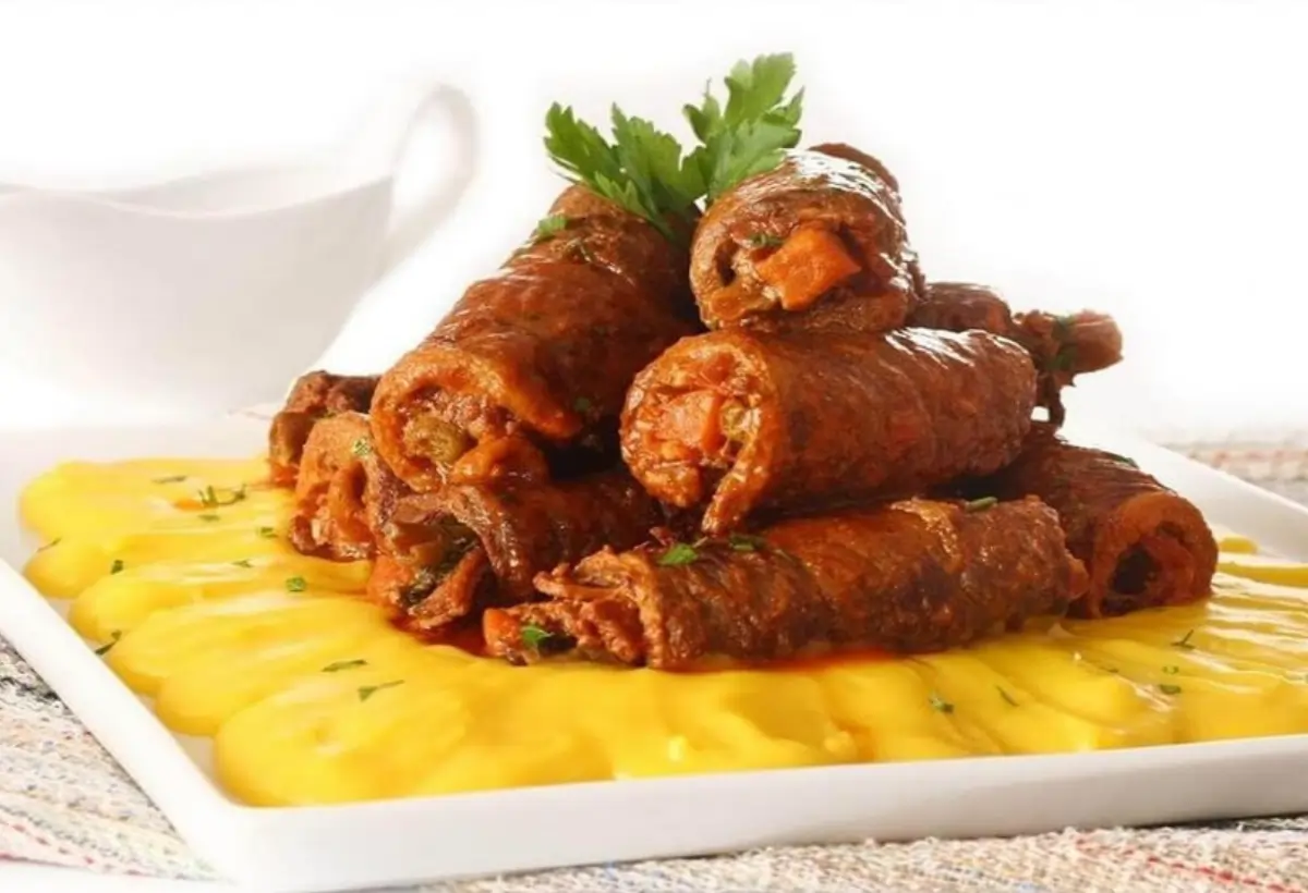 Bife a role na panela de pressão pronto para ser servido.