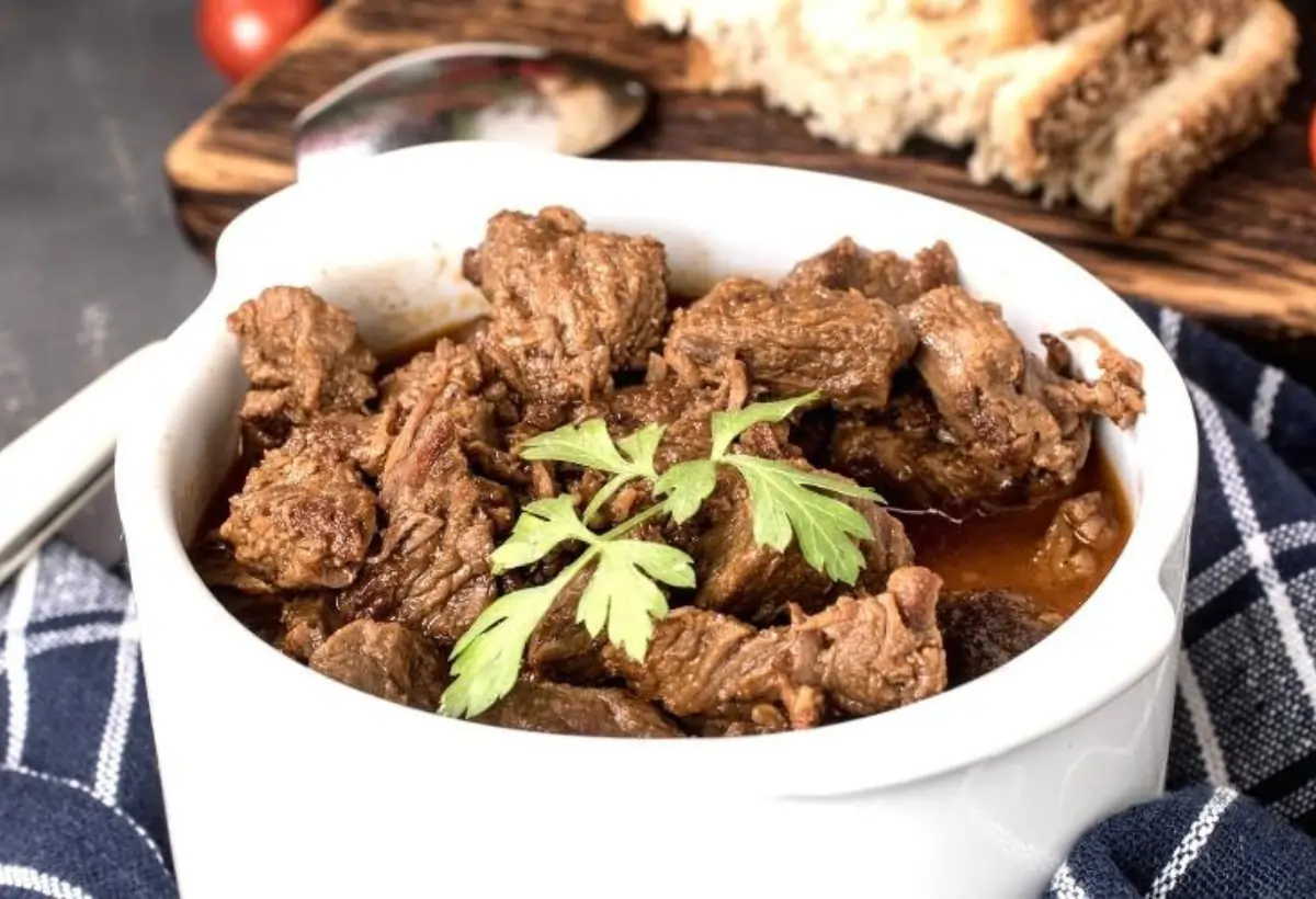 Uma tigela de carne de sol feita na panela de pressão.