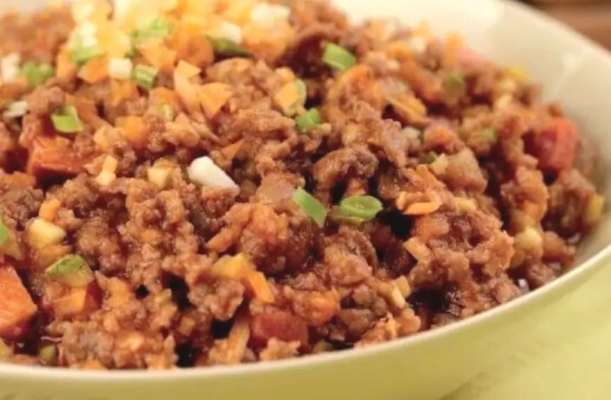 Uma travessa com carne moída na panela de pressão.