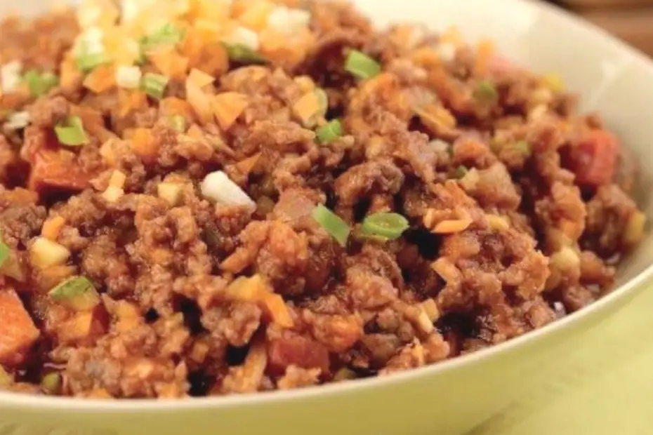 Uma travessa com carne moída na panela de pressão.