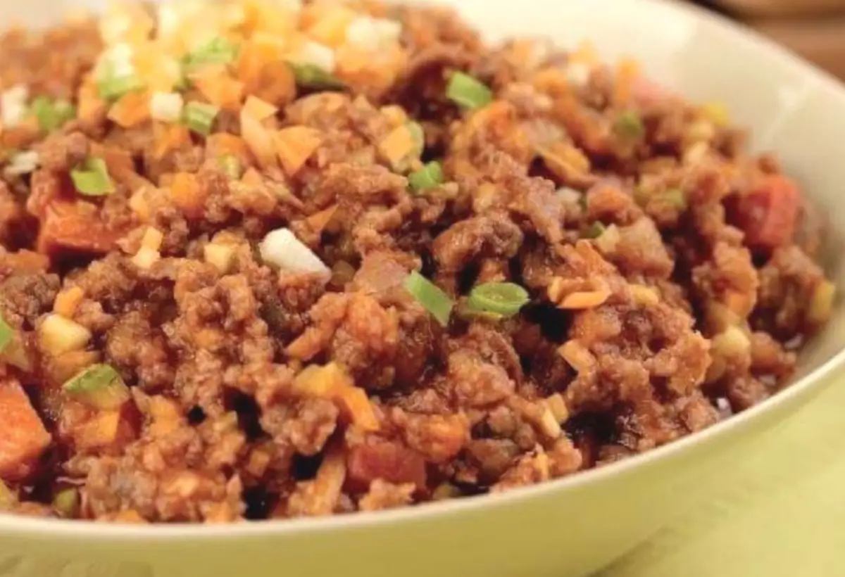 Uma travessa com carne moída na panela de pressão.