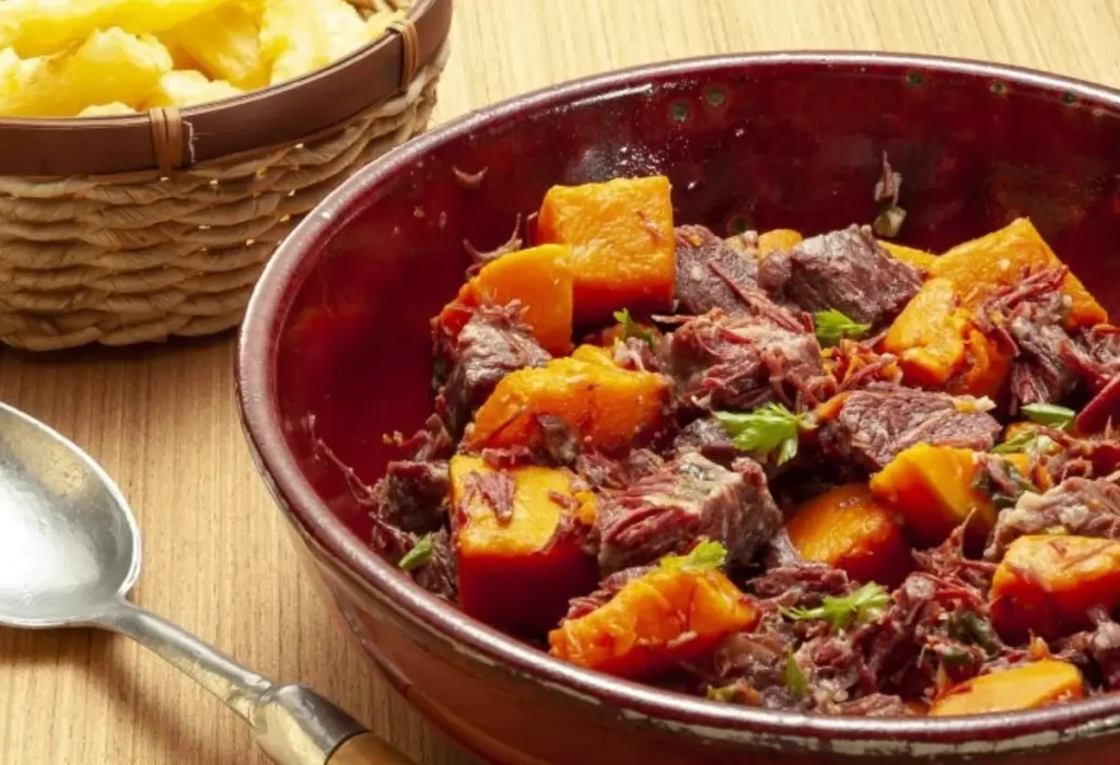 Uma travessa com carne seca feita na panela de pressão.