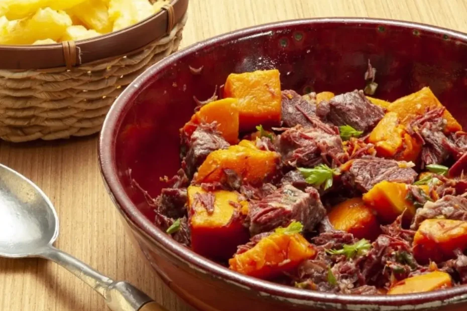 Um prato grande com carne seca feita na panela de pressão pronta para ser servida.