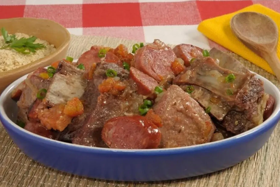 Uma travessa com linguiça e costela feita na panela de pressão.