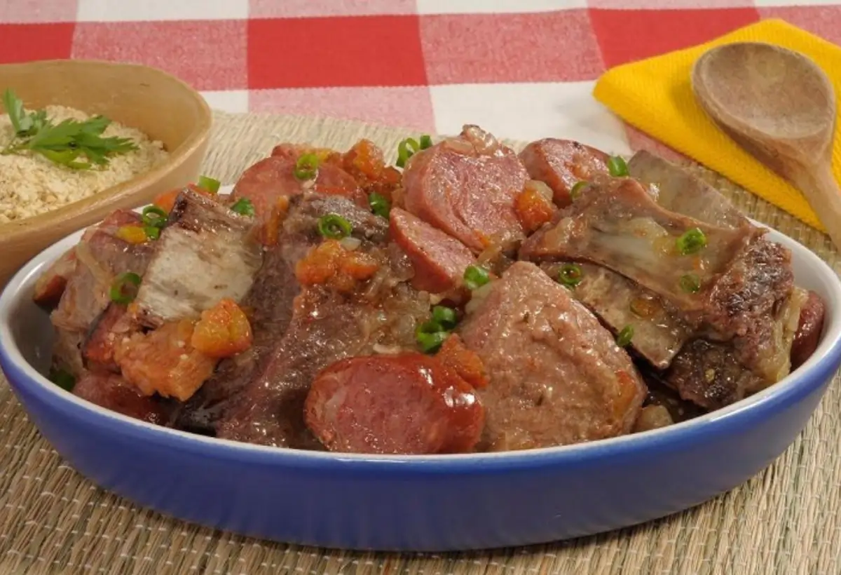 Uma travessa com linguiça e costela feita na panela de pressão.