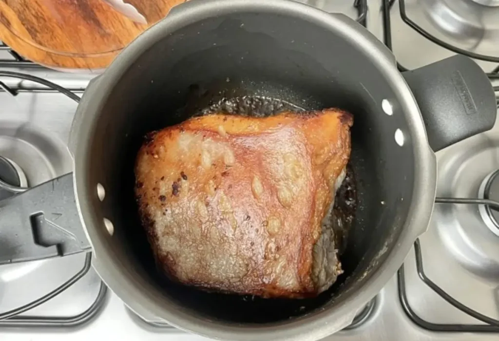 Carne de coxão duro sendo preparada na panela de pressão.