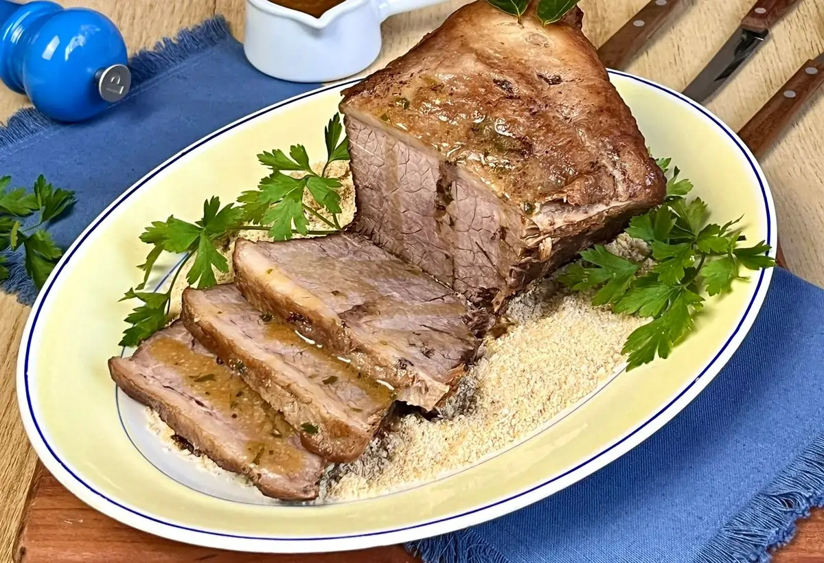 Um prato com carne de colchão duro feito na panela de pressão pronto para ser preparado.