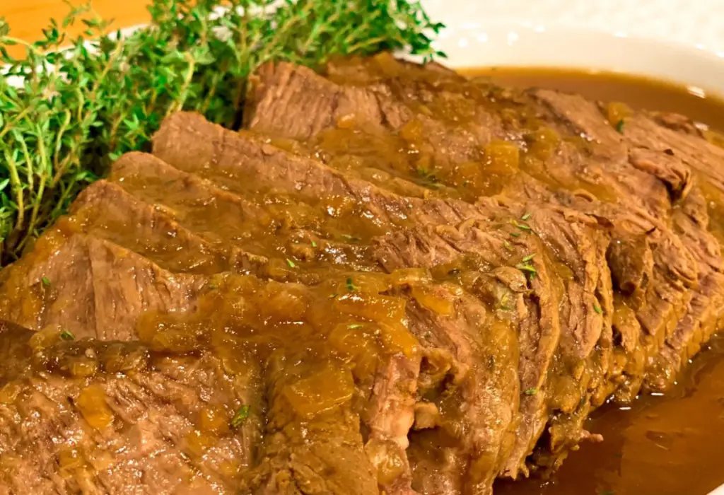 Coxão mole feito na panela de pressão pronto para ser servido.