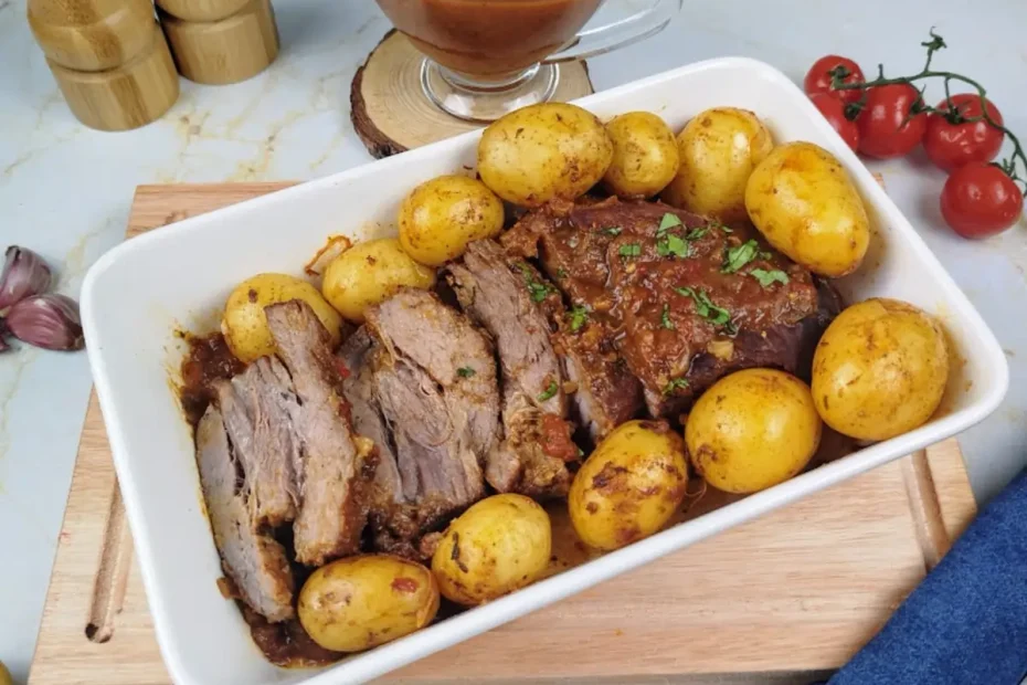 Uma travessa com fraldinha e batatas feito na panela de pressão elétrica.