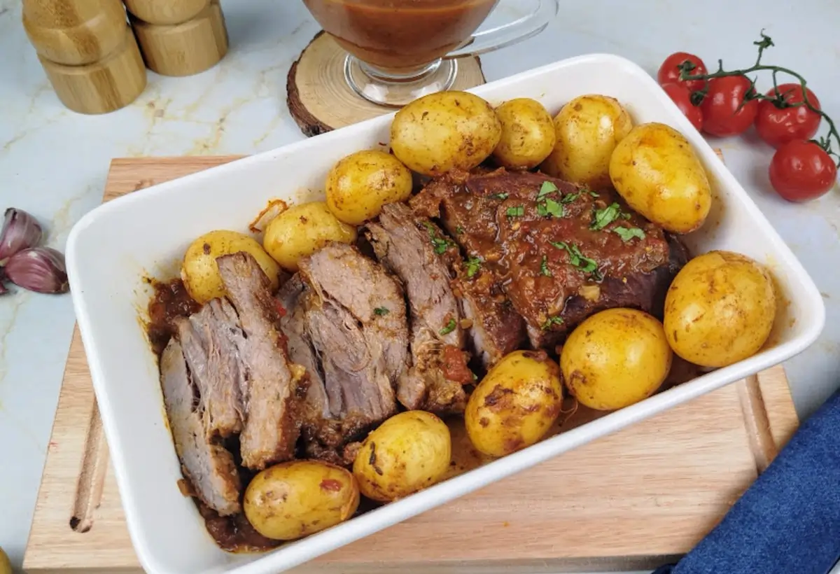 Uma travessa com fraldinha e batatas feito na panela de pressão elétrica.