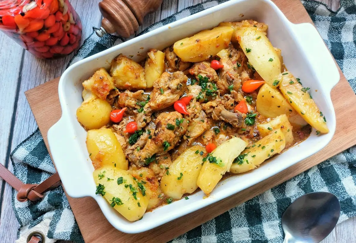 Uma travessa de frango com batata feita na panela de pressão pronto para ser servido.