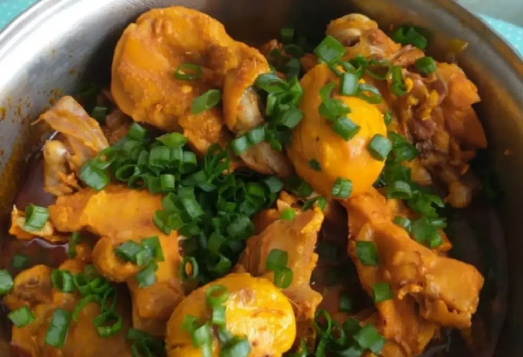 frango caipira em uma panela de pressão sendo preparado.