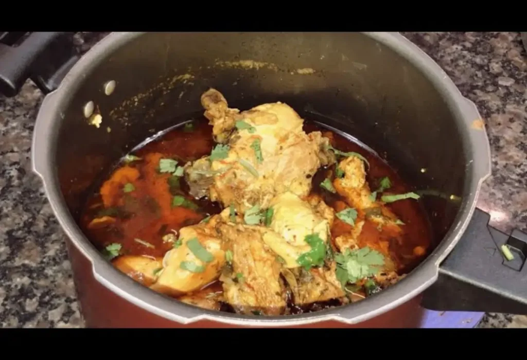 um frango caipira em uma panela de pressão.